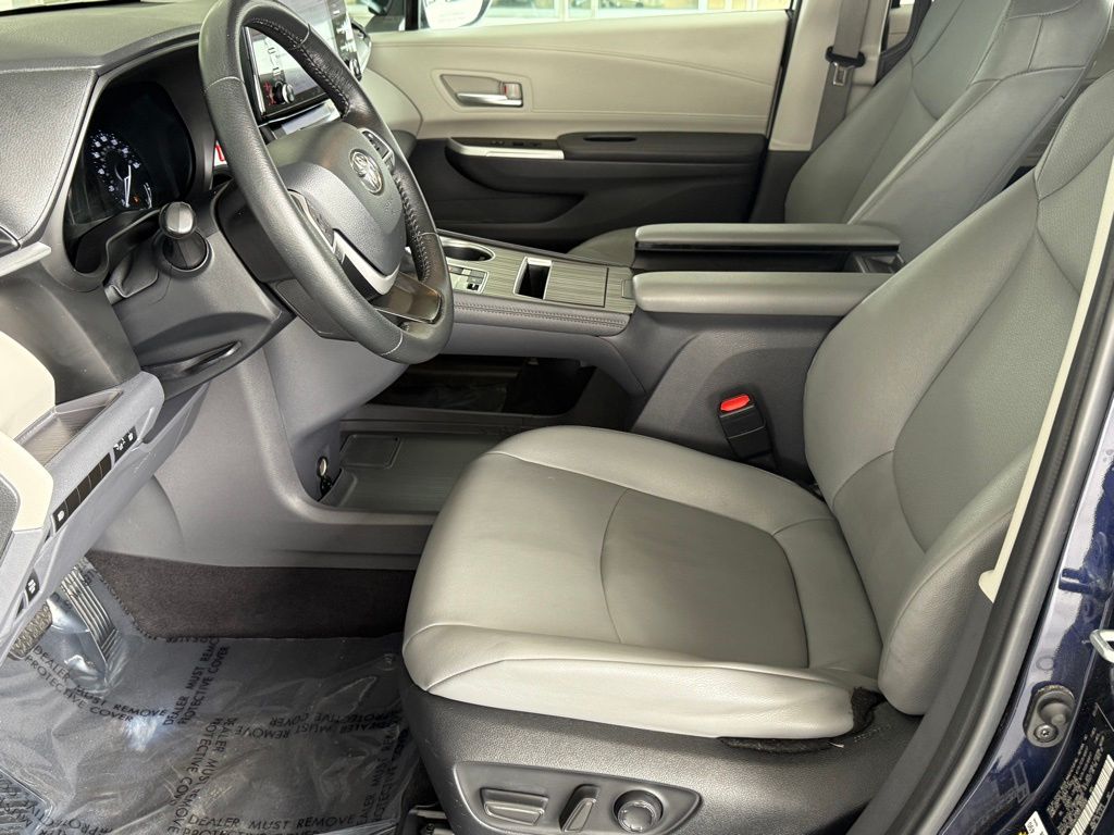 Vehicle image 21 of 36
