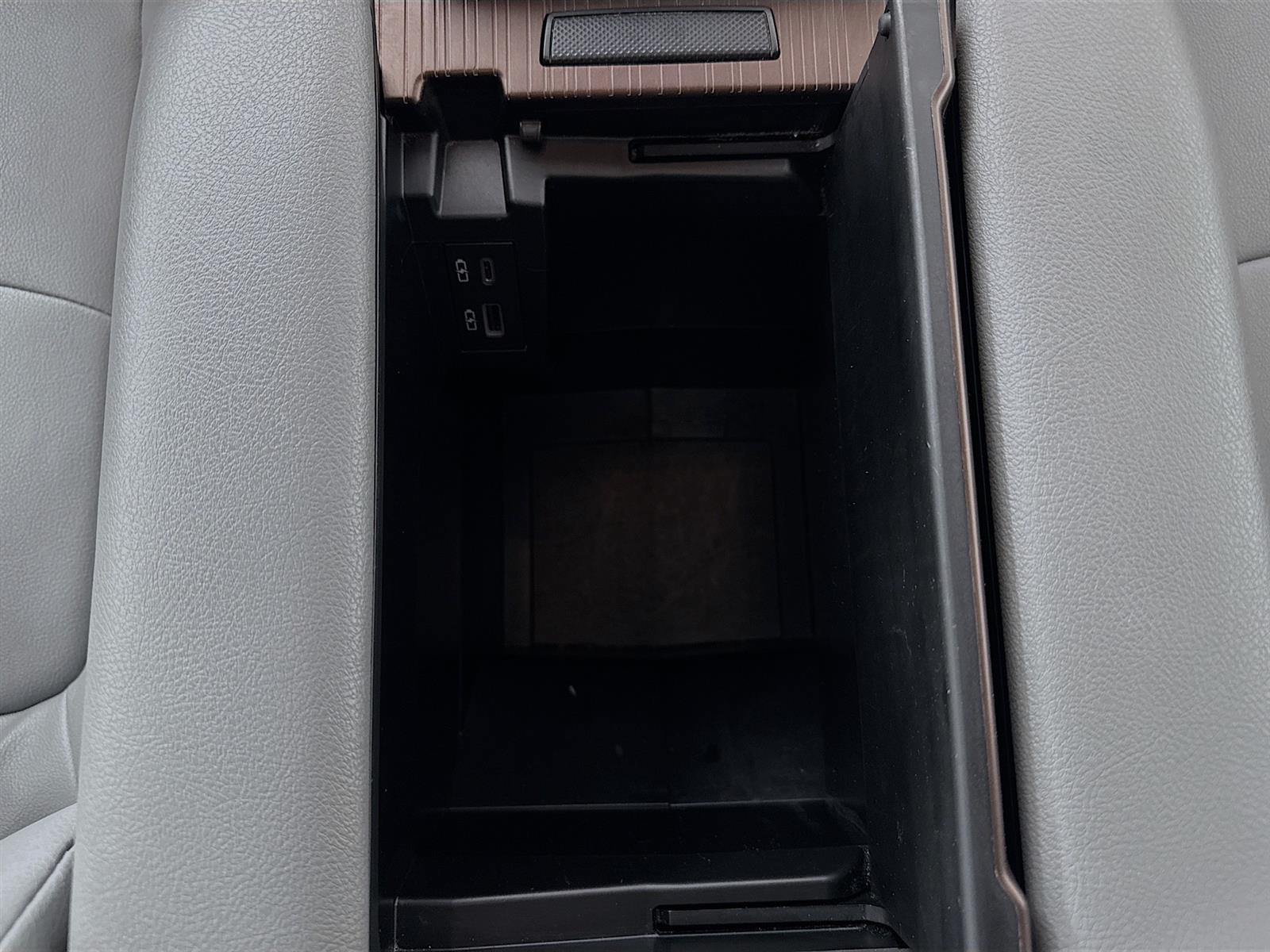 Vehicle image 40 of 51