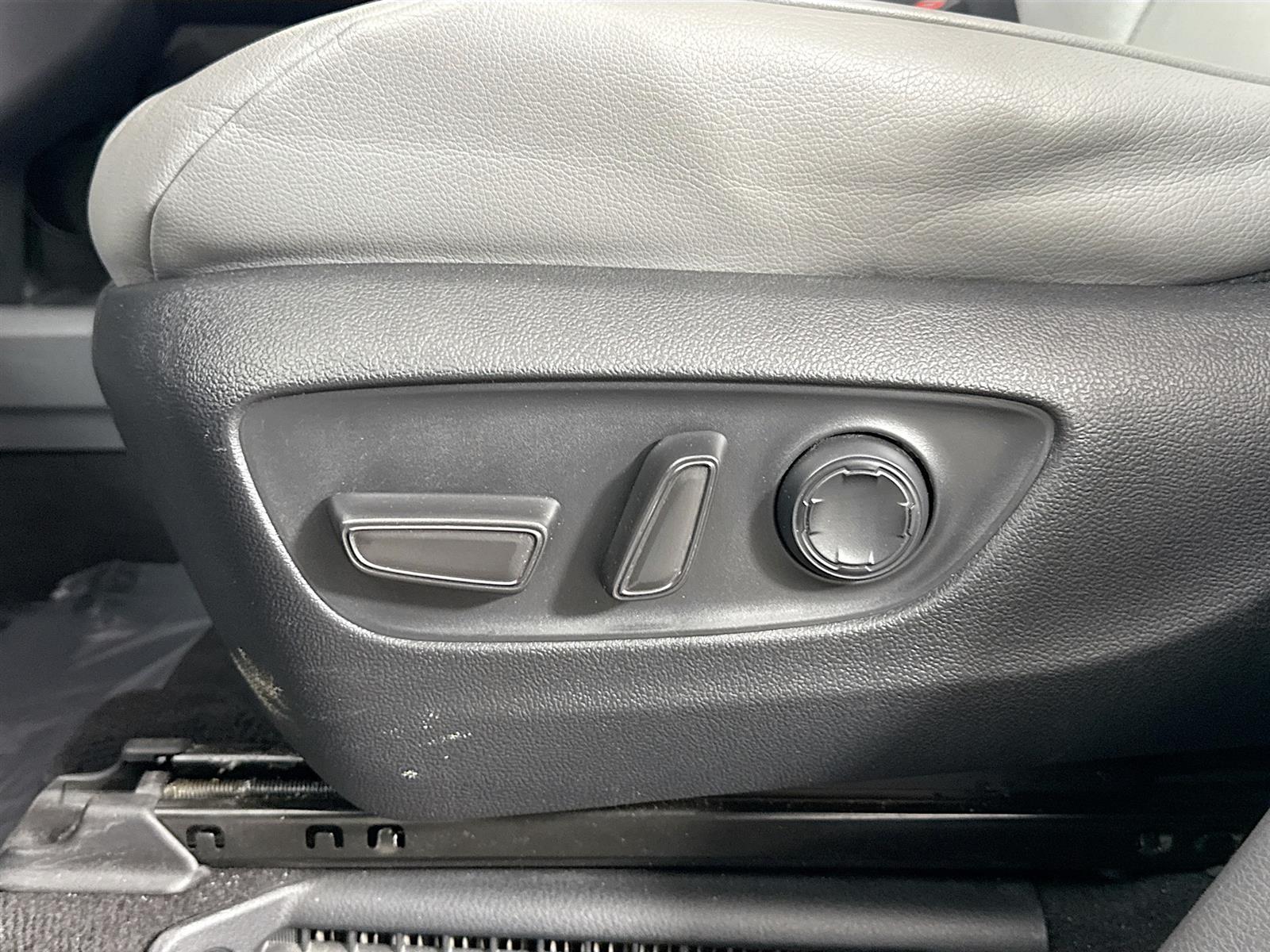 Vehicle image 34 of 51