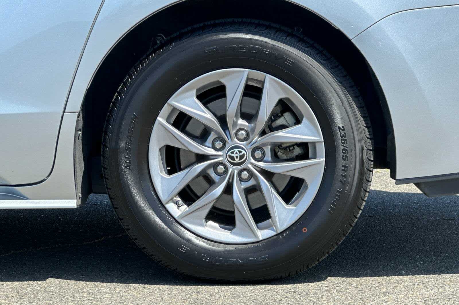 Vehicle image 32 of 35
