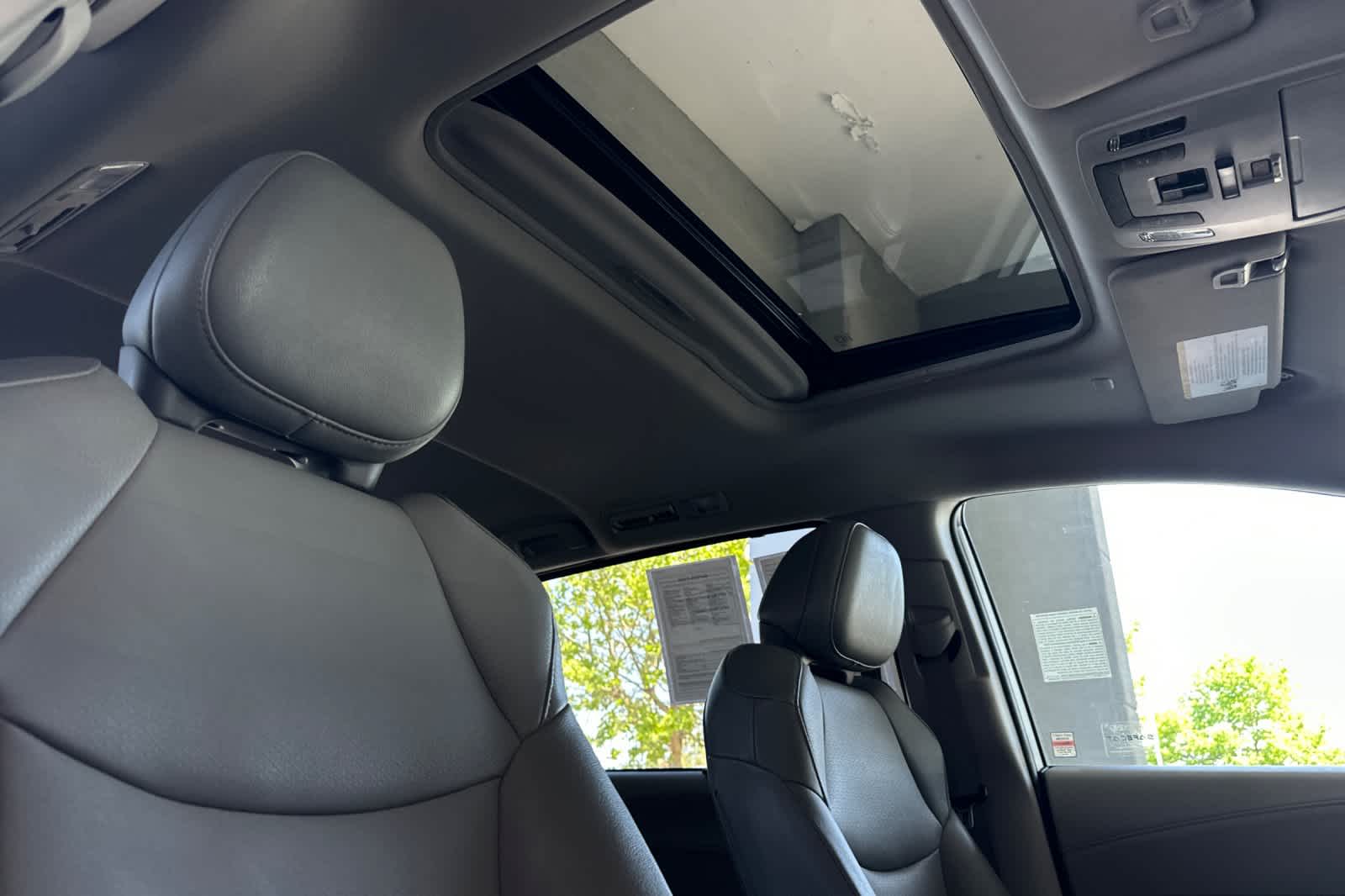 Vehicle image 19 of 35