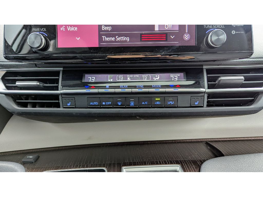 Vehicle image 27 of 30