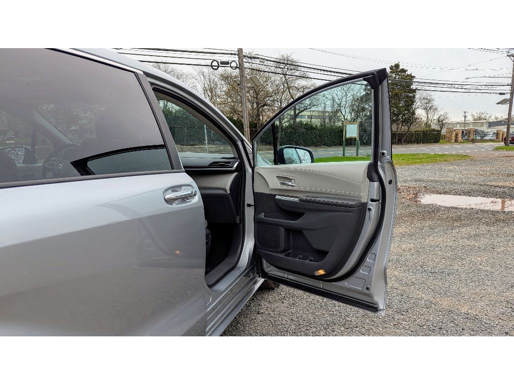 Vehicle image 10 of 30