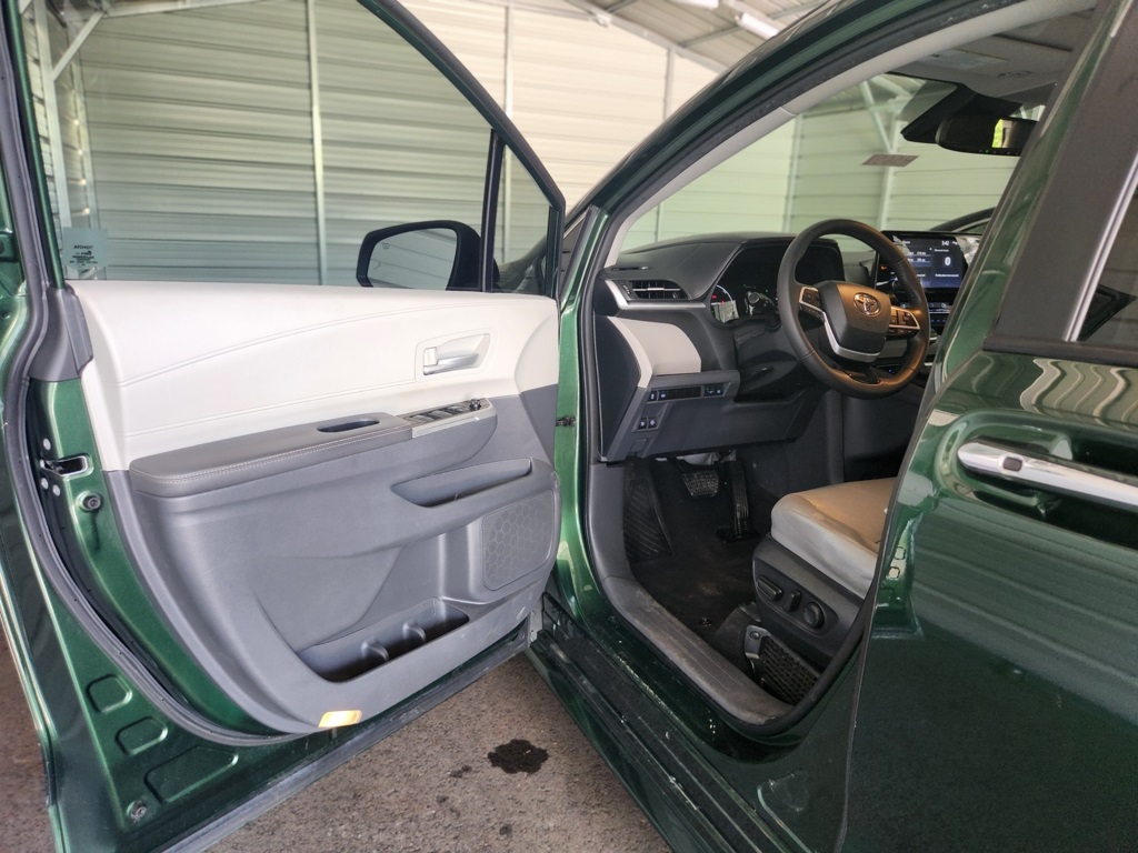 Vehicle image 23 of 46