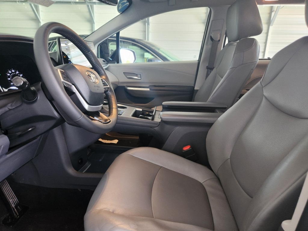 Vehicle image 25 of 46