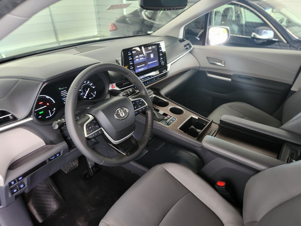 Vehicle image 26 of 46