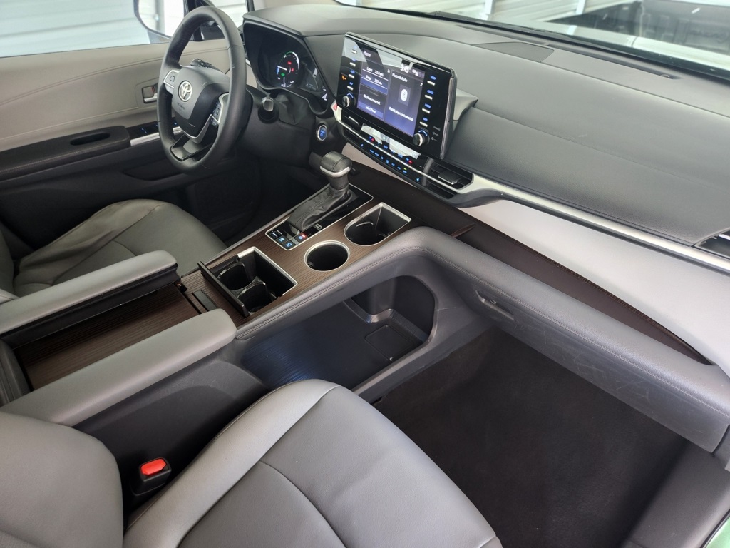 Vehicle image 33 of 46