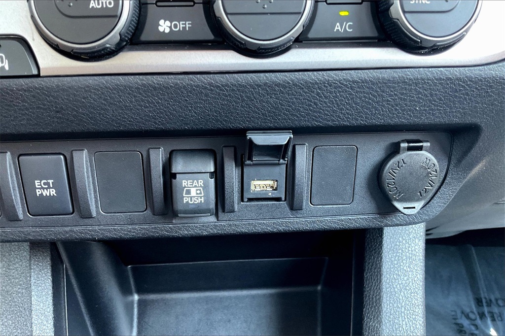 Vehicle image 17 of 34