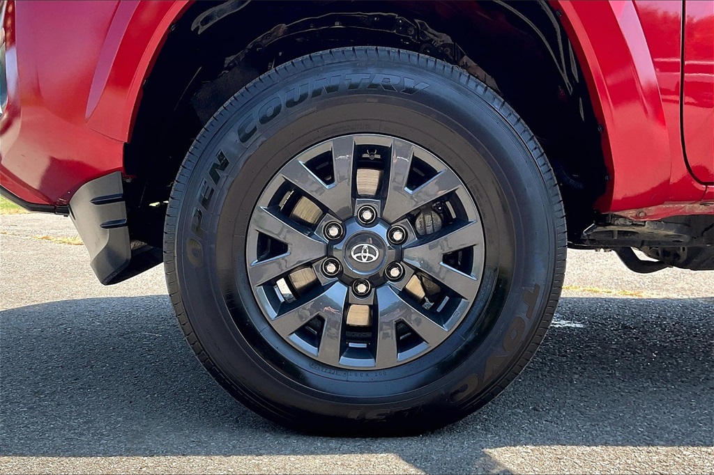Vehicle image 33 of 34