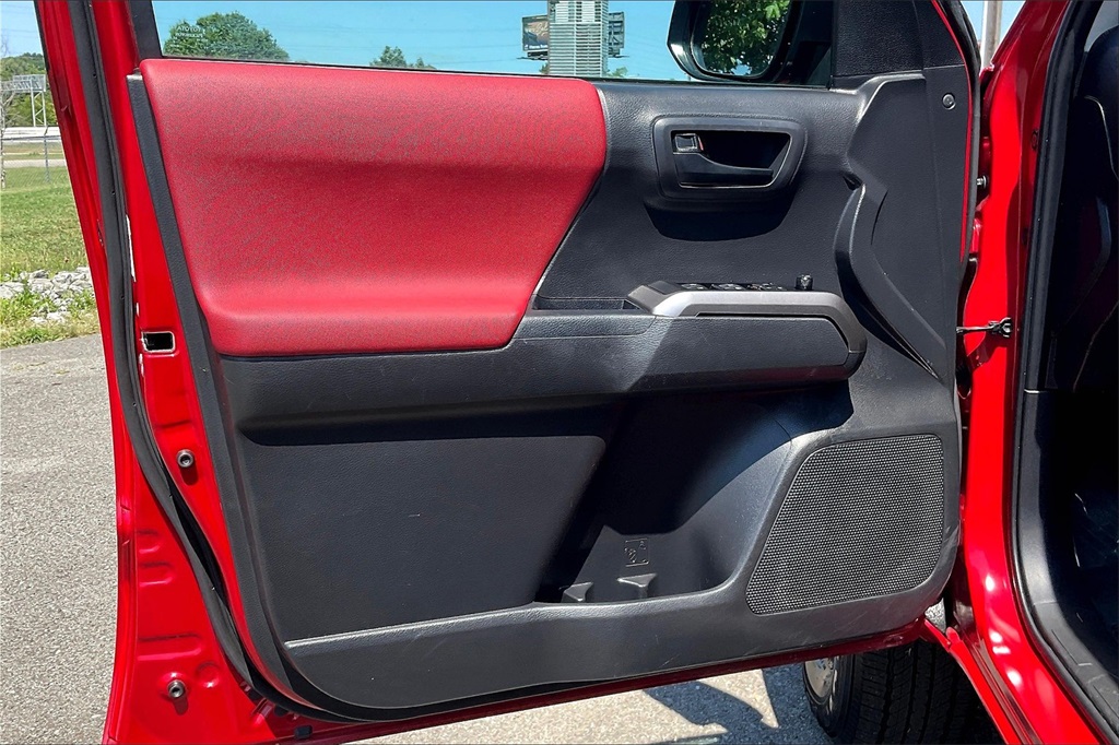 Vehicle image 21 of 34