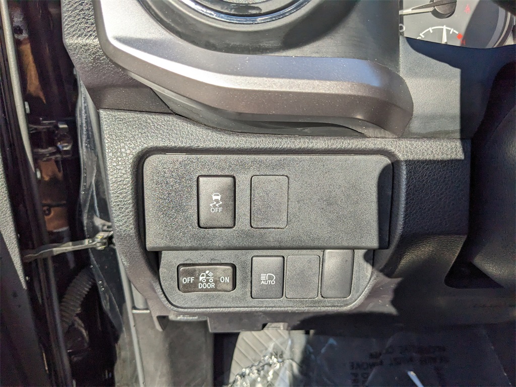 Vehicle image 33 of 36