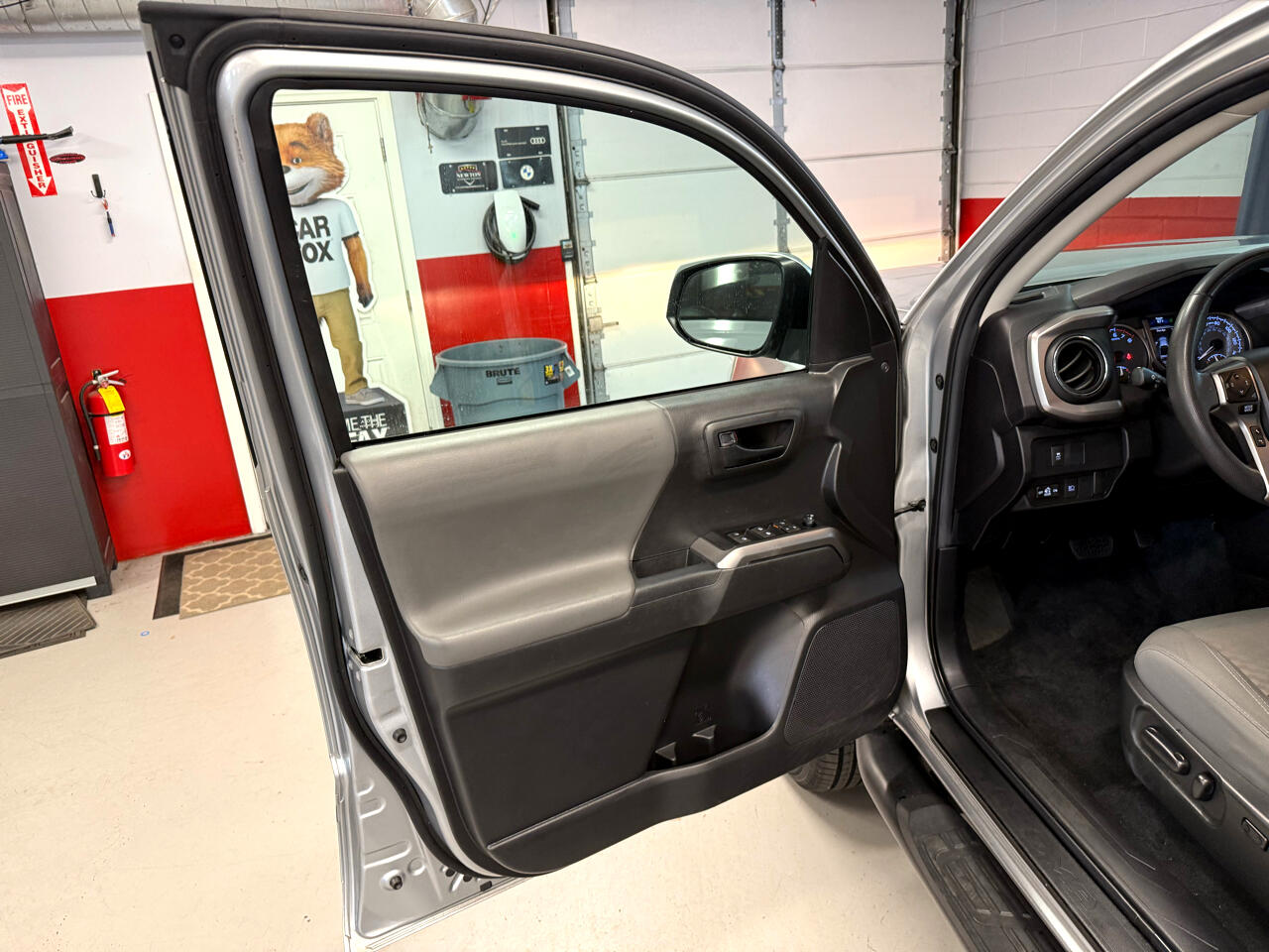 Vehicle image 27 of 51