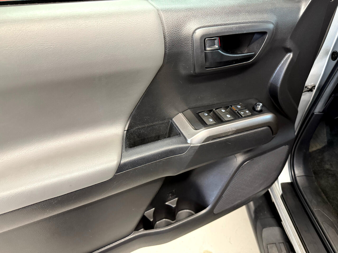 Vehicle image 28 of 51
