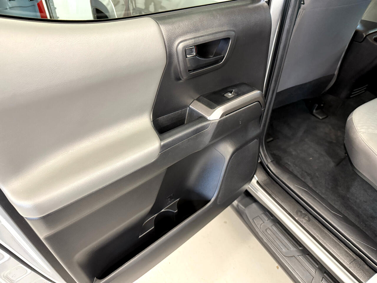 Vehicle image 32 of 51