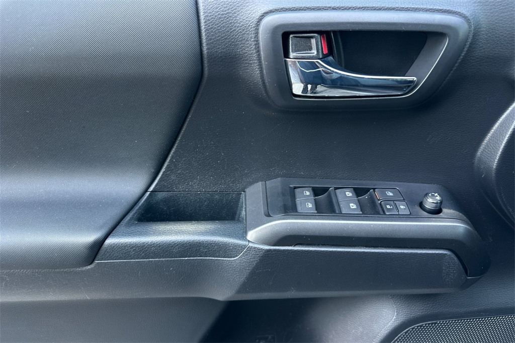 Vehicle image 24 of 31