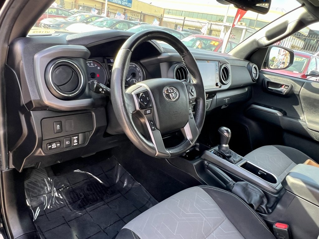 Vehicle image 17 of 28
