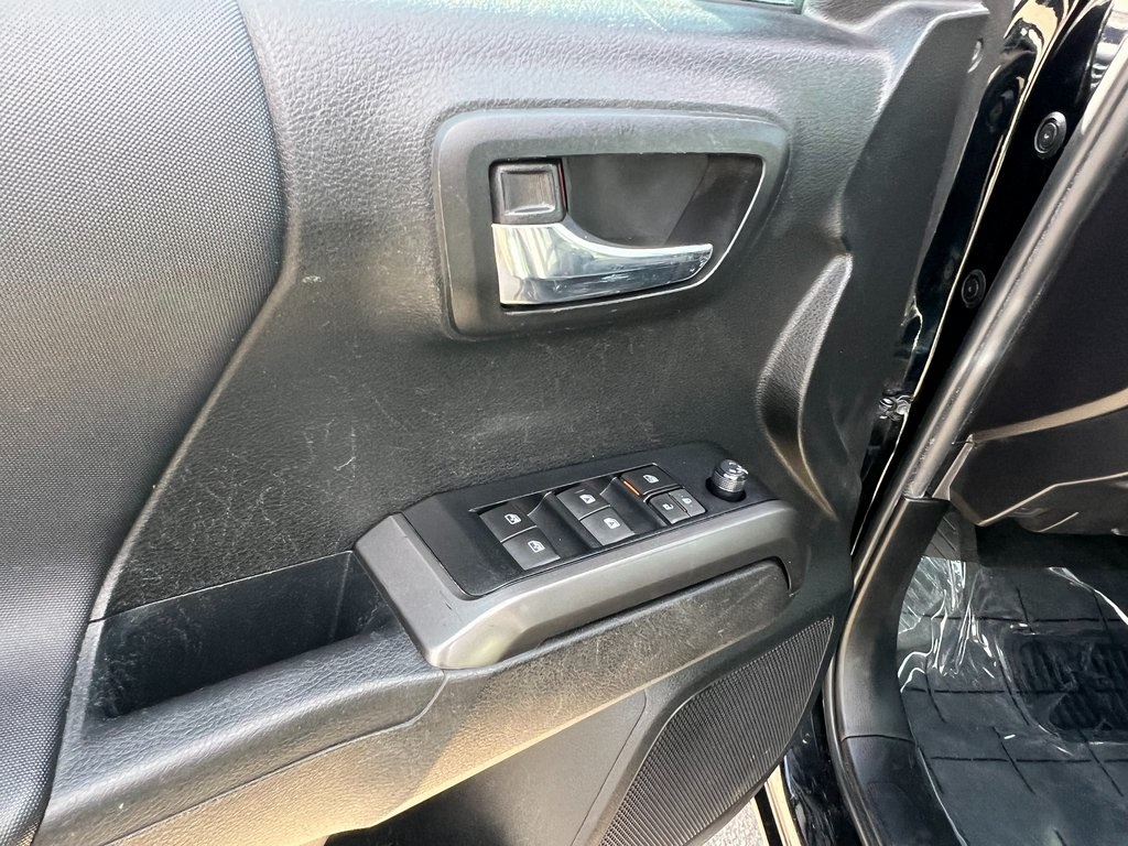 Vehicle image 18 of 28