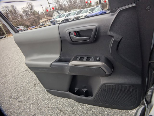 Vehicle image 23 of 30