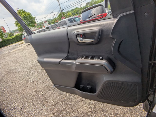 Vehicle image 23 of 32