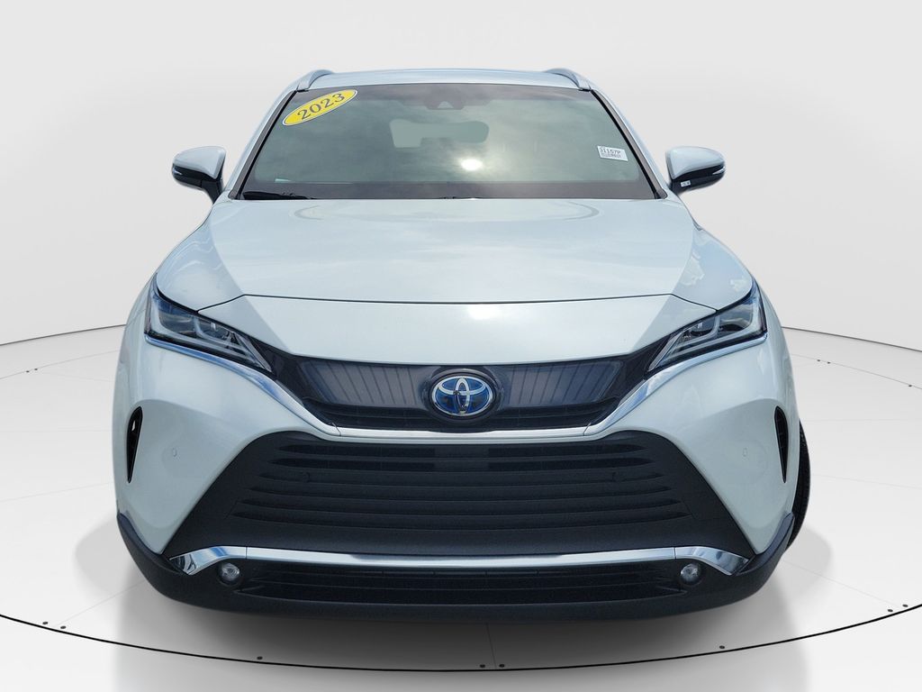2023 Toyota Venza XLE Image 2 of 35
