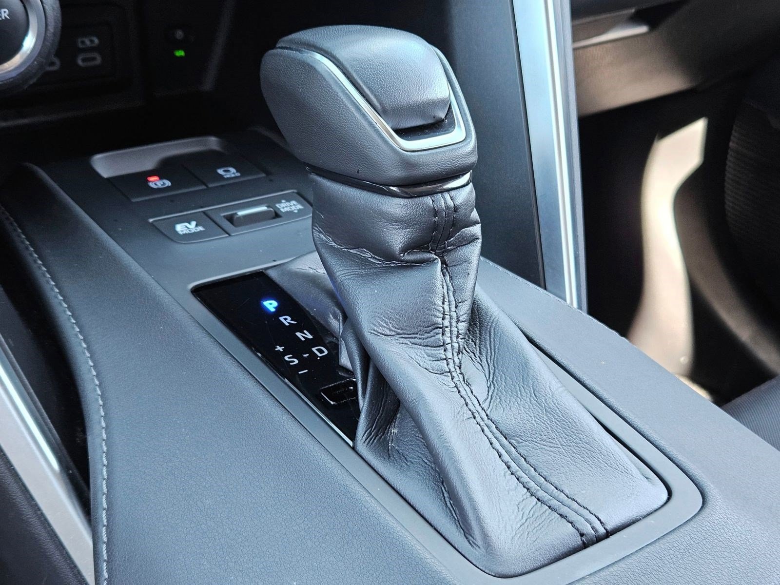 Vehicle image 28 of 32