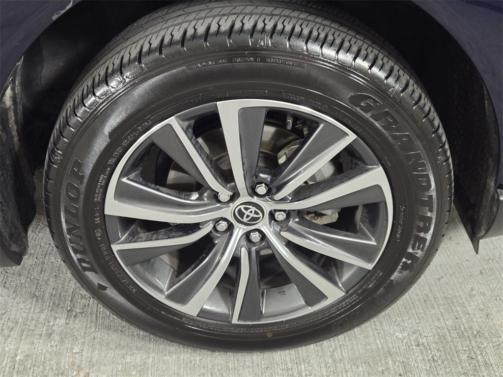 Vehicle image 10 of 31
