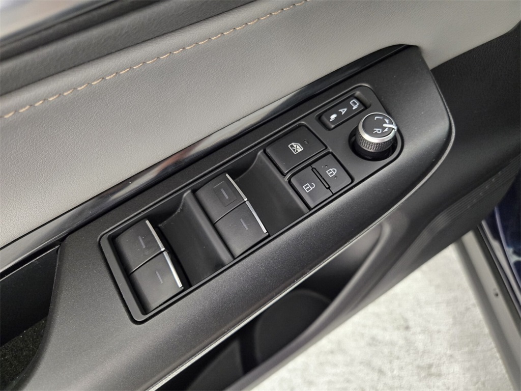 Vehicle image 23 of 31