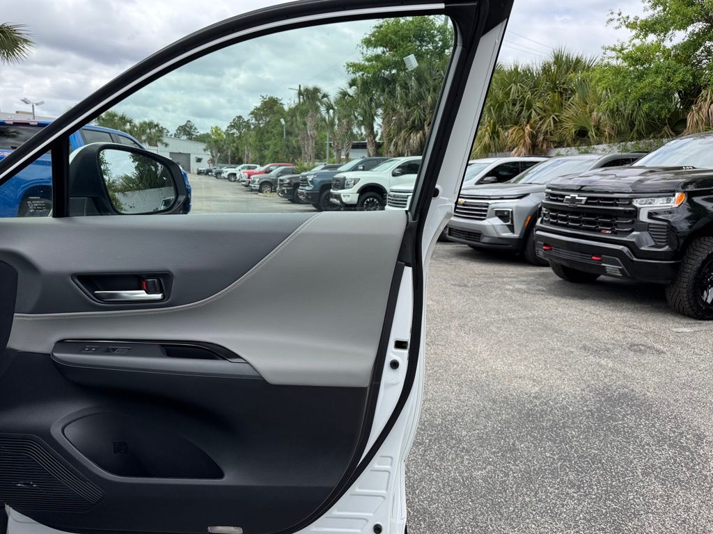 Vehicle image 26 of 30