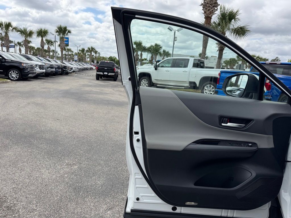 Vehicle image 27 of 30
