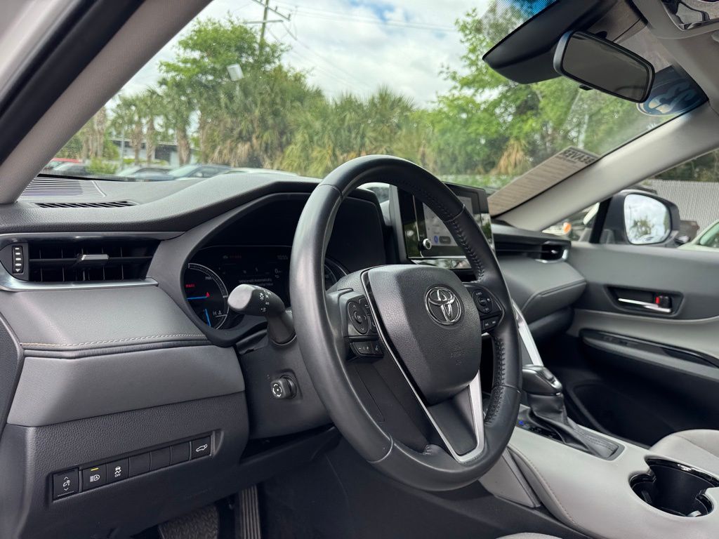 Vehicle image 28 of 30