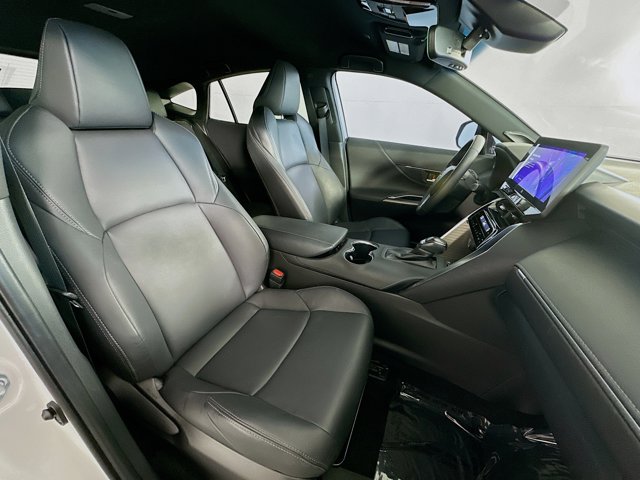 Vehicle image 28 of 33