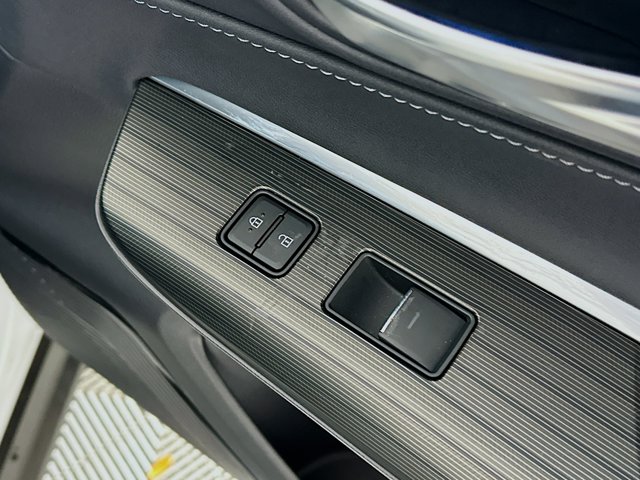 Vehicle image 29 of 33