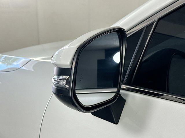 Vehicle image 10 of 33