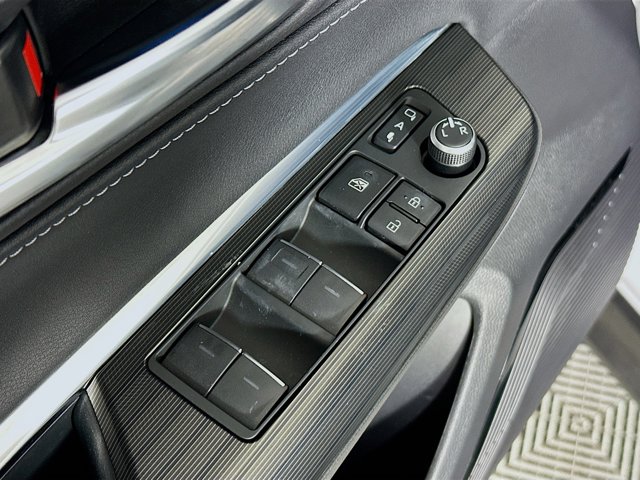Vehicle image 14 of 33
