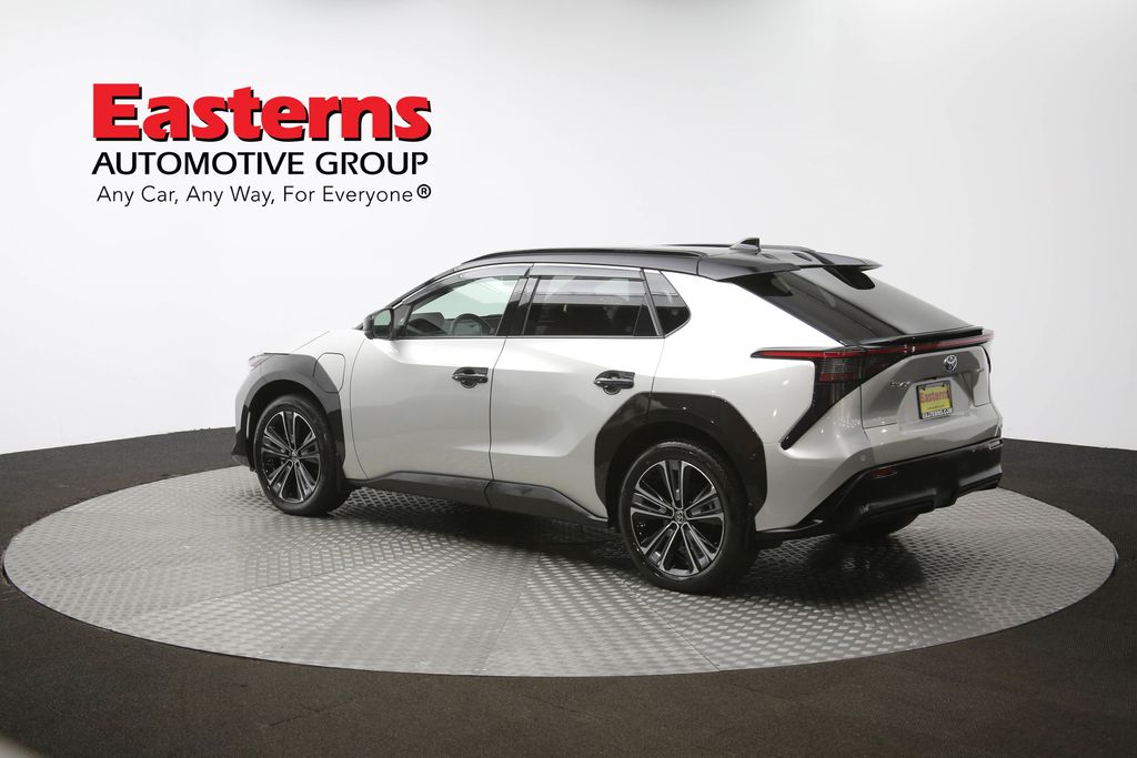 Vehicle image 32 of 63