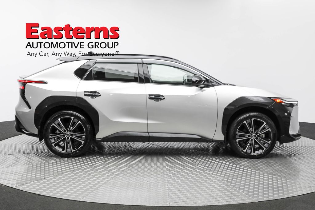 Vehicle image 7 of 63