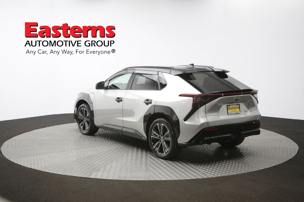 Vehicle image 33 of 63