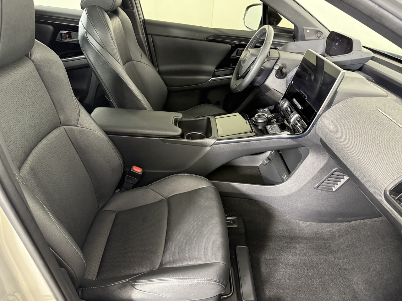 Vehicle image 8 of 17