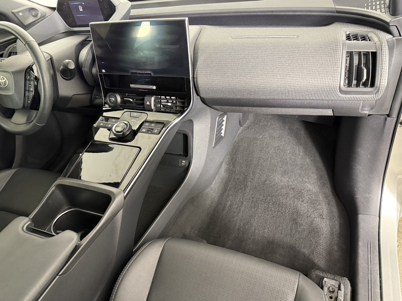 Vehicle image 9 of 17