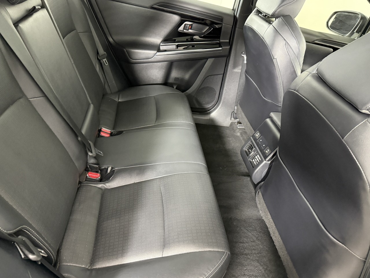 Vehicle image 10 of 17