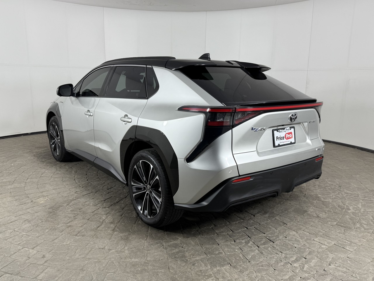 Vehicle image 5 of 17
