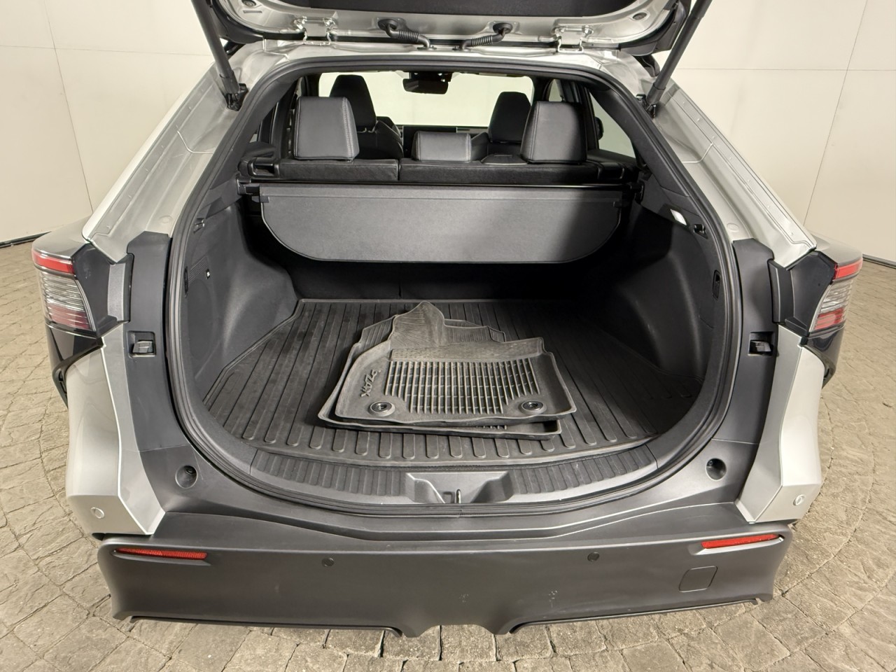 Vehicle image 7 of 17