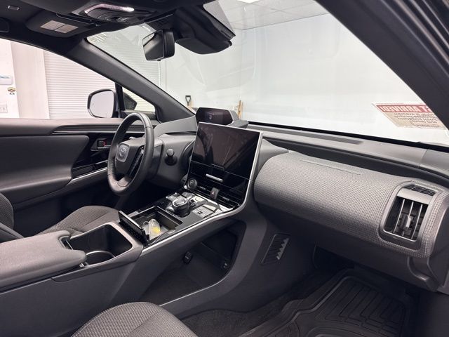 Vehicle image 13 of 22