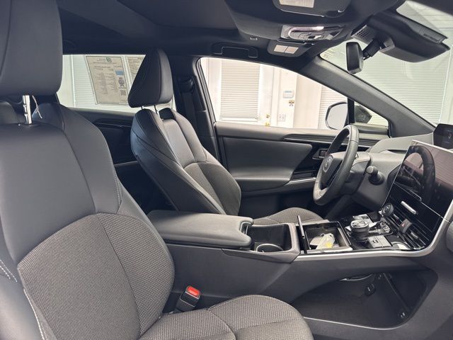 Vehicle image 10 of 22