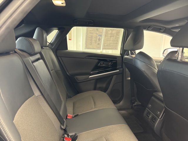 Vehicle image 7 of 22