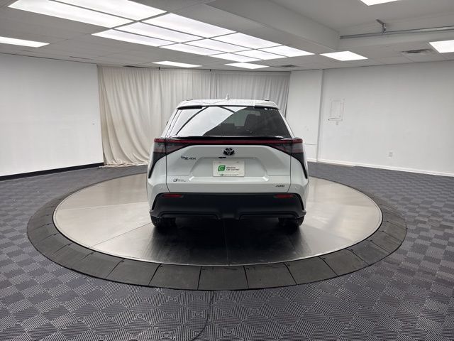 Vehicle image 4 of 26