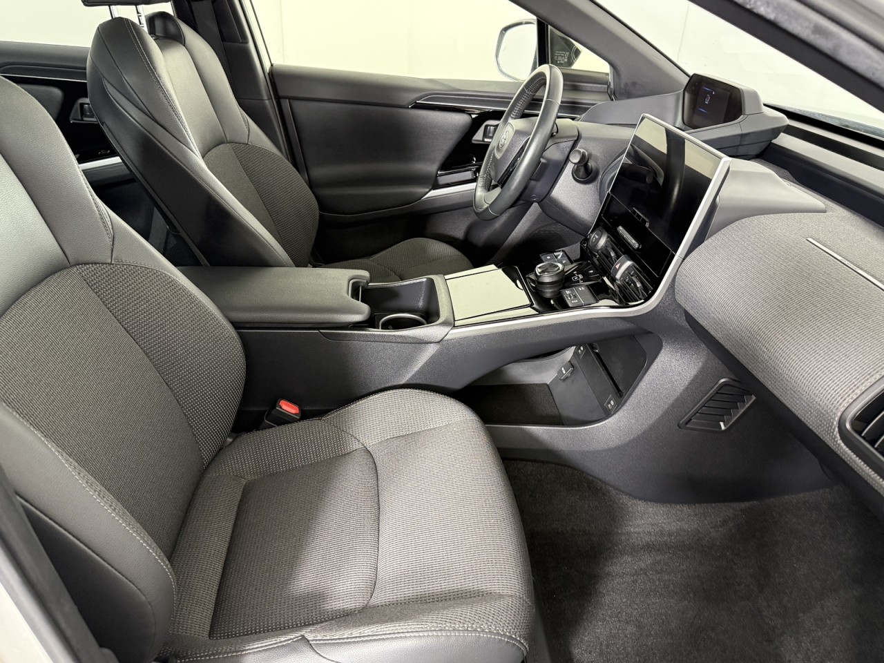 Vehicle image 8 of 17