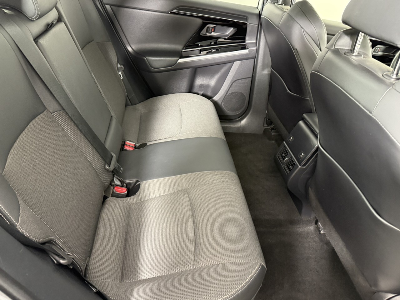 Vehicle image 11 of 17