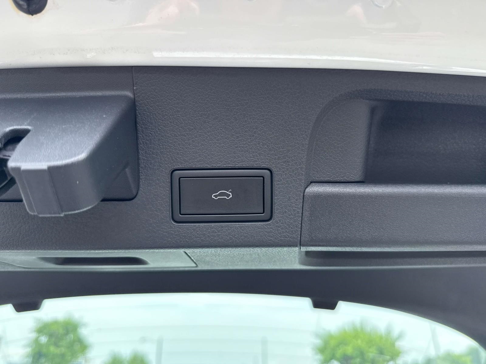 Vehicle image 11 of 29