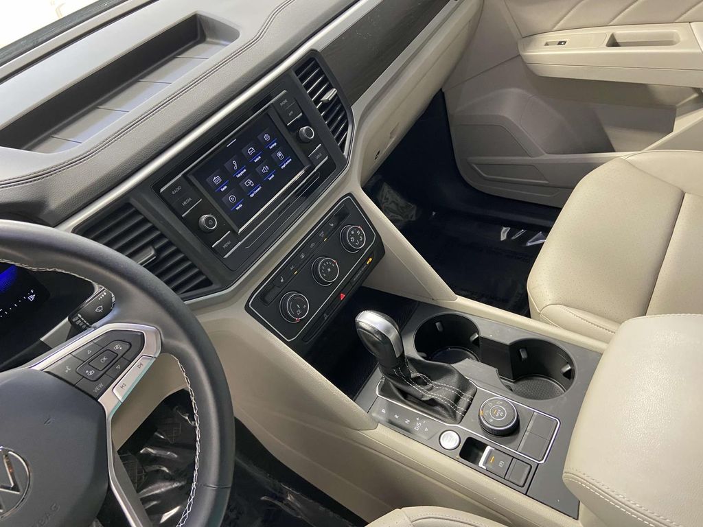 Vehicle image 17 of 22